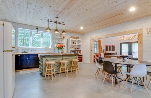 Bon Aqua House | Paddle Creek Retreat! Reservations Include 2 Indoor PICKLEBALL Courts!