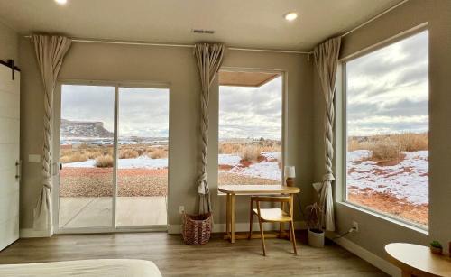 Big Water House | Page Arizona border town- Tranquil Zen Retreat with Amazing Mesa Views
