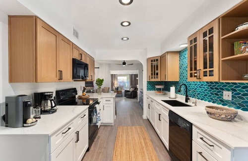 Sun City Apartment | Painted cactus 2 bed w/hot tub