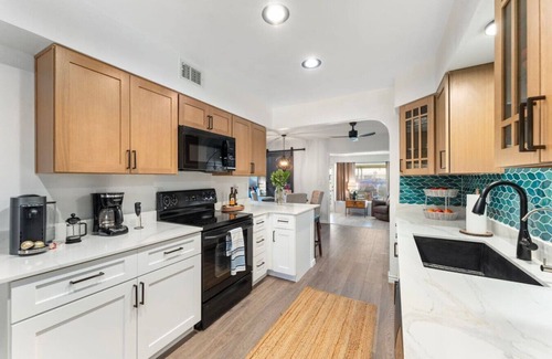 Sun City Apartment | Painted cactus 2 bed w/hot tub