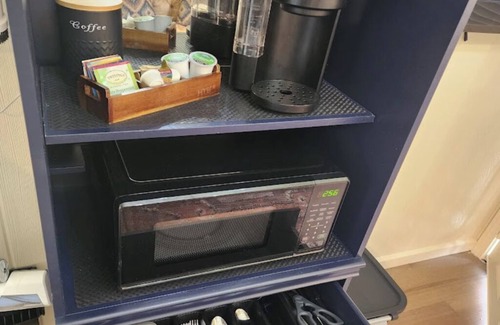 Hahira Cabin | Painted Sky Homestead Cabin - cozy, quiet, and safe