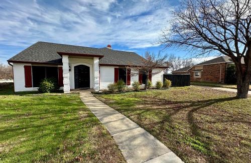 The Colony House | Palatial Family Pool, Pet OK, Lake Lewisville, Aquarium, Exclusive Experience by Vacation Your Way