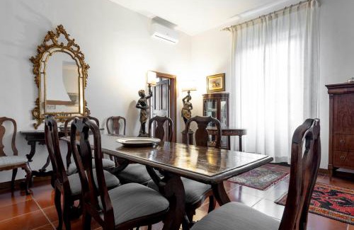 Sant' Ambrogio Apartment | Palazzo Cecchi Florentine Apartment