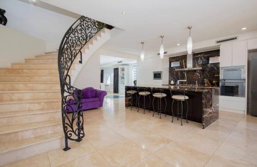 Tighes Hill House | Palazzo Paradiso - Mediterranean-inspired Elegance