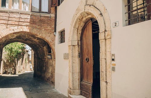 Montalcino House | Palazzo Tamanti - 4 King BR 6 Bath Estate Home in Montalcino Center