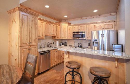 Victor House | Palisades Lodge Suite 206