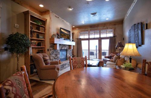 Victor House | Palisades Lodge Suite 307