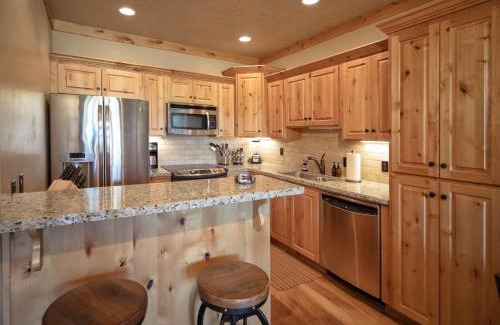 Victor House | Palisades Lodge Suite 308