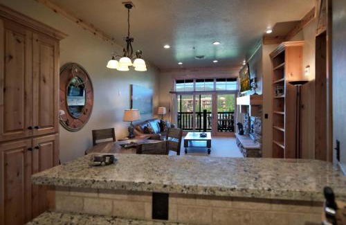 Victor House | Palisades Lodge Suite 308