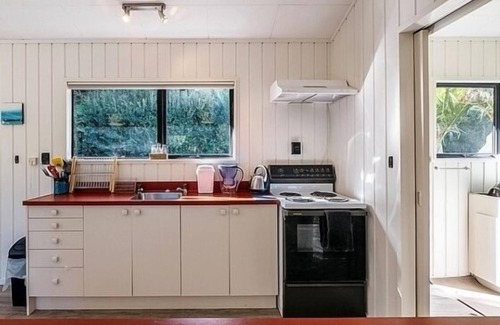 Onetangi House | Palm Cottage - Onetang holiday home
