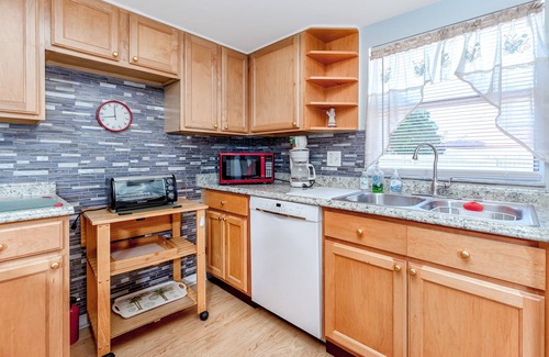 Palm Harbor House | Palm Harbor Pool Home! 4bd/2ba - POOL home - SLEEPS 10!