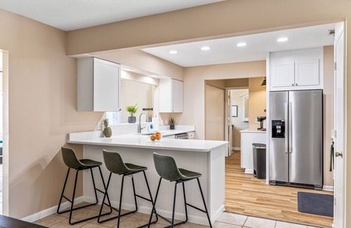 Interchange Square House | Palm Paradise ~ Hot Tub + Private Yard + Games - 17 mins to the beach!