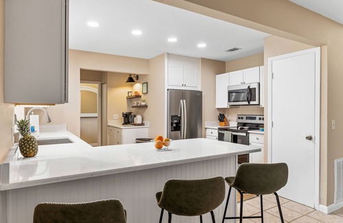 Interchange Square House | Palm Paradise ~ Hot Tub + Private Yard + Games - 17 mins to the beach!