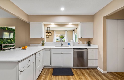 Interchange Square House | Palm Paradise ~ Hot Tub + Private Yard + Games - 17 mins to the beach!