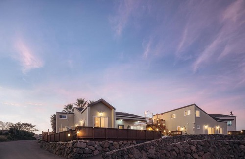 Aewol House | Palm Spa Pool Villa