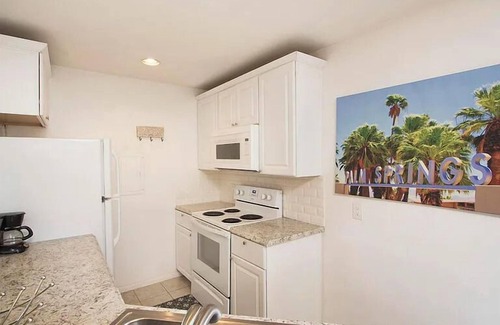 Palm Springs Condo | Palm Springs Golf and Tennis Club Condo Budget-friendly Vacation Rental