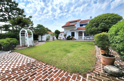 Seogwipo City House | Palm Tree Villa. 외돌개, 올레시장,천지연폭포 인접