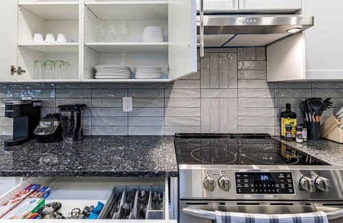 Northeast Edmonton House | Pampas Breeze 4 Bedroom home w bunk beds!