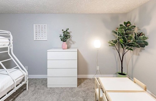 Northeast Edmonton House | Pampas Breeze 4 Bedroom home w bunk beds!