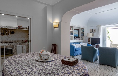 Capri Villa | Panoramic and central villa.