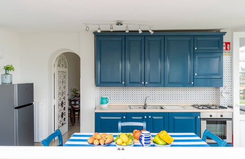 San Pietro House | Panoramic apartment with garden and private parking