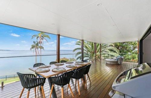 Toukley House | Panoramic Lakefront 6 BDRM Villa