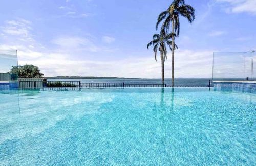 Toukley House | Panoramic Lakefront 6 BDRM Villa