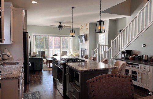 Ottawa House | Panoramic riverfront view/King bed/5 min off I-80/Nature trails/Clean and Quiet!