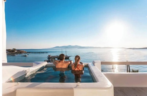 Agia Anna Apartment | Panoramic sea-view roof top studio with hot-tub