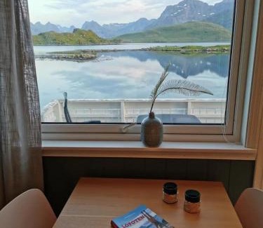 Ramberg Apartment | Panoramic seaview cabin for two persons by the sea