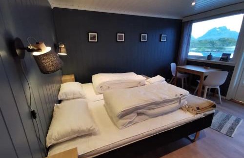 Ramberg Apartment | Panoramic seaview cabin for two persons by the sea