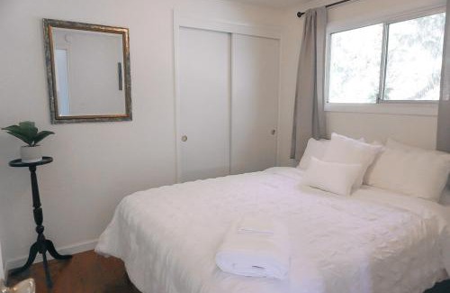 Oakridge House | Panoramic View 2br on Hill in Uptown Oakridge