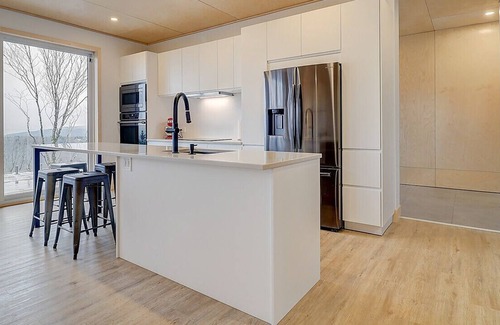 Saint-Etienne-De-Bolto Ski Chalet | Panoramic view of the mountains and Brome Lake - La Cime