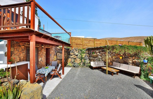 Tabayesco Villa | Panoramic view over the bay of Arrieta, private garden, 1 Km from beach