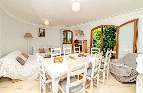 Le Bar-sur-Loup Apartment | Panoramic Views 2 Bed Flat Sleeps 8 - Wifi & Tv