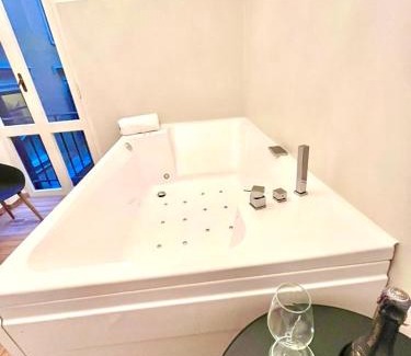 Rione VIII Sant'Eustachio Apartment | Pantheon Luxury Jacuzzi Apartment