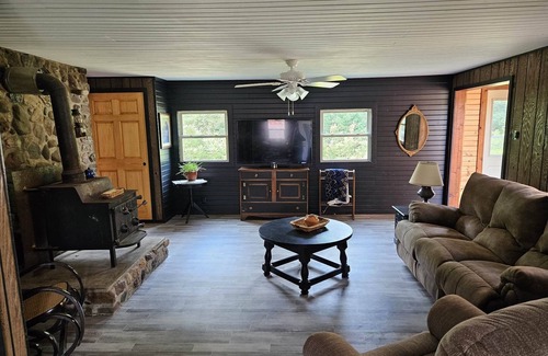 Neillsville Cottage | Papa Opelt's Cozy Cottage