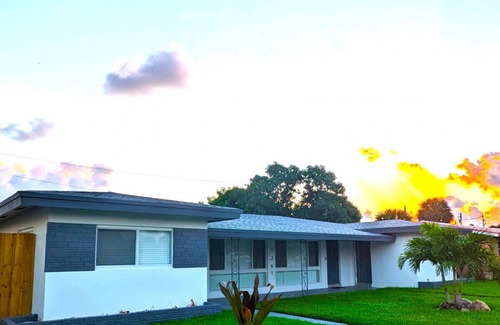 Deerfield Beach House | Paradise Awaits! Beach, King Bed, Yard & Workspace