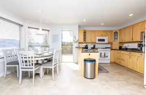 Central Okanagan House | Paradise by the Laken5 bedroom 3 Bath with stunning views of the Okanagan