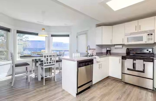 Central Okanagan House | Paradise by the Laken5 bedroom 3 Bath with stunning views of the Okanagan