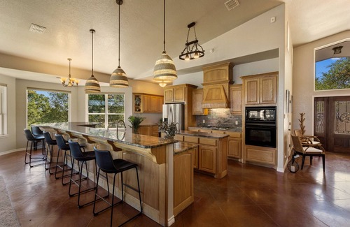 Temple House | Paradise by the lake - Lonestar Lakehouse