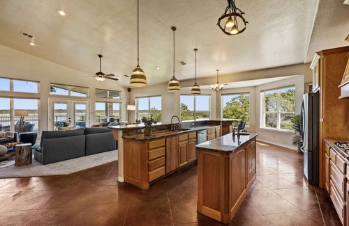 Temple House | Paradise by the lake - Lonestar Lakehouse