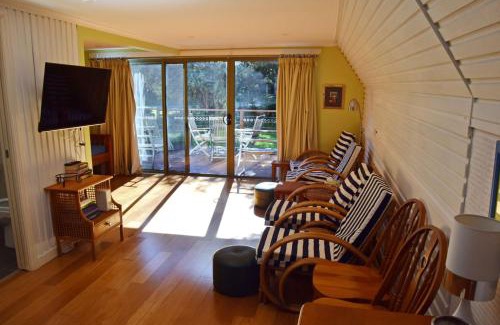 Hat Head House | Paradise Corner - Bring your own linen.