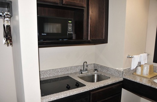 Baton Rouge Hotel | Paradise Inn & Suites