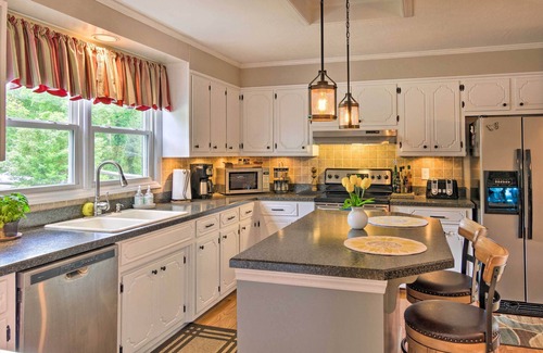 Northlakes House | 'Paradise Lakehouse' in Hickory w/Dock & Views!