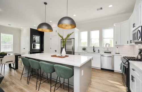 Greater Third Ward House | Paradise Palace Best Rooftop in HTX w/Hot Tub