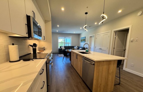 Golden Condo | Paradise Point @ Riverstone - DT Condo Mnt Views