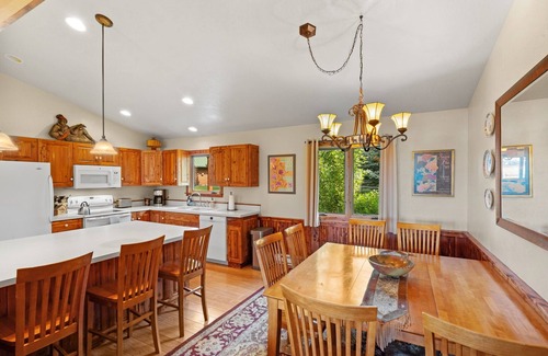 Livingston Cabin | Paradise Ranch: 2 Cabins Great for Families, Wedding Guests, Montana Adventurers