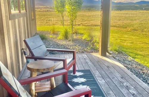 Livingston Cottage | Paradise Valley Guesthouse on Chicory Road