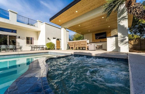 Paradise Valley Village House | Paradise Villa: Modern Luxe Home